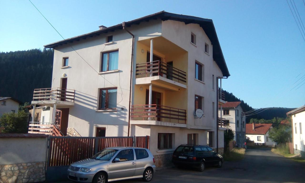 Guest House Lorian Madzhare 외부 사진