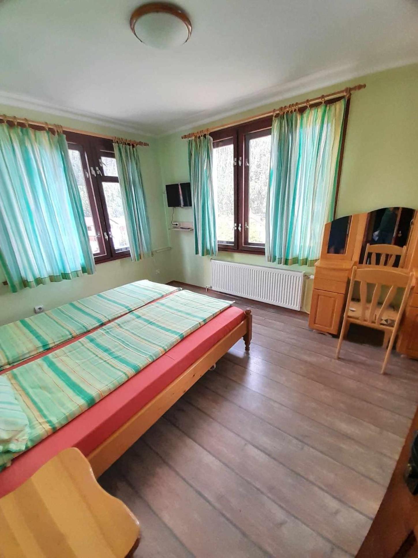 Guest House Lorian Madzhare 외부 사진