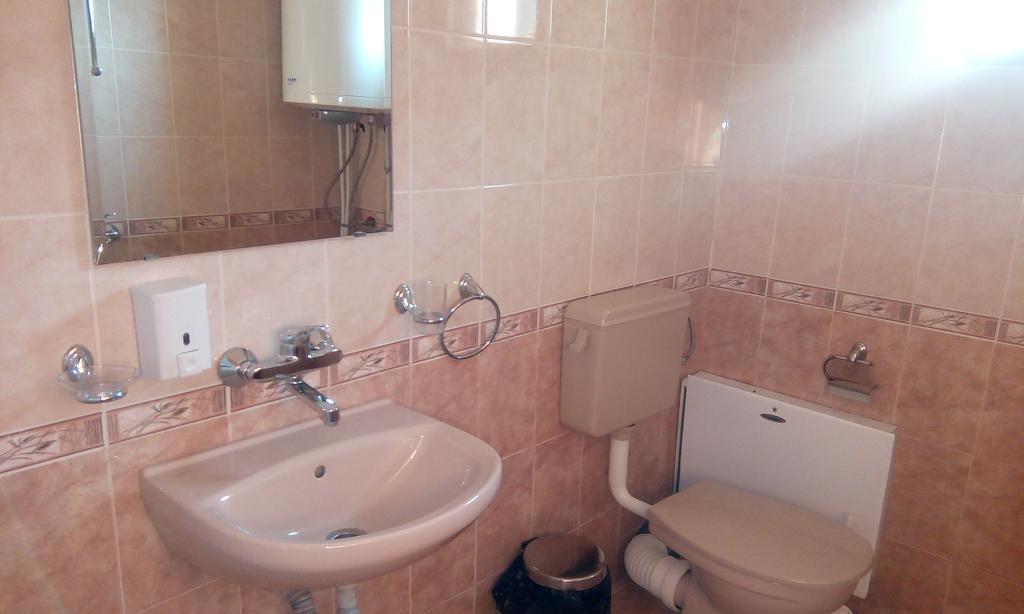 Guest House Lorian Madzhare 외부 사진