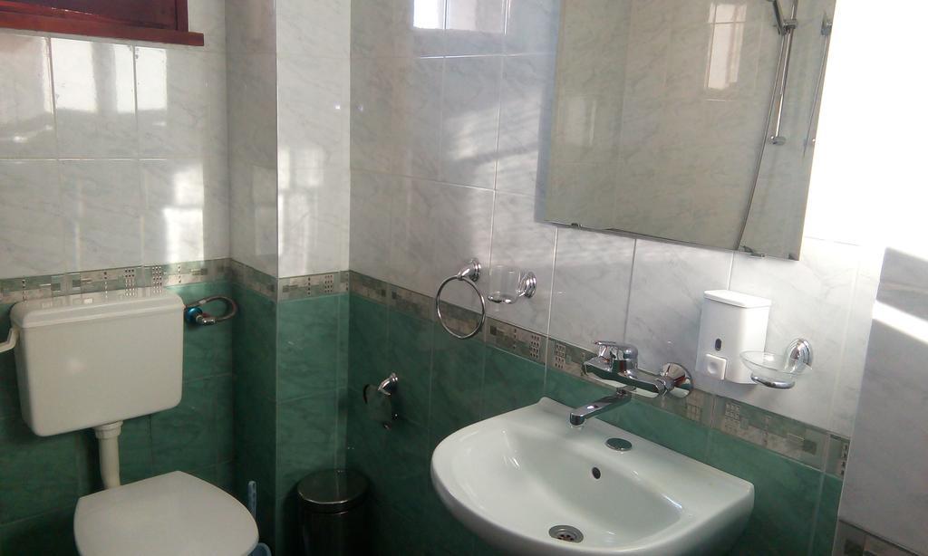 Guest House Lorian Madzhare 외부 사진