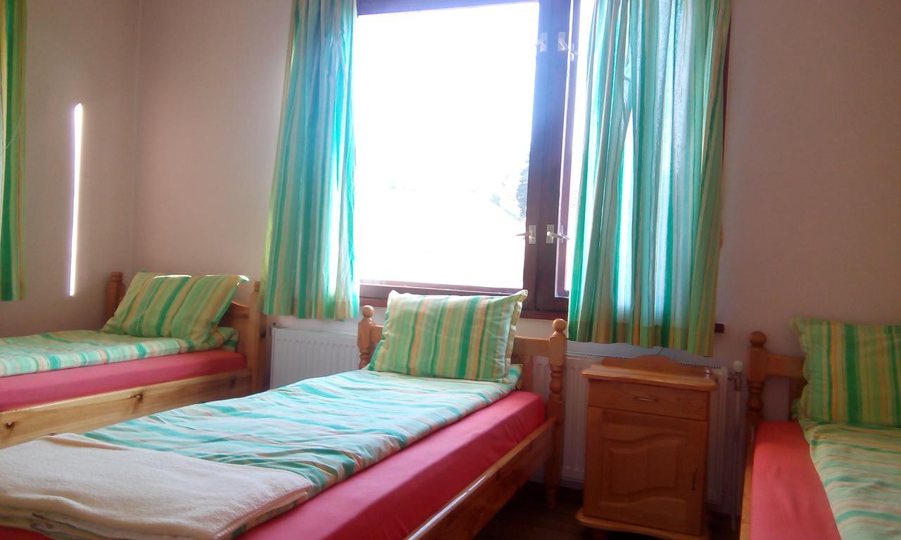Guest House Lorian Madzhare 외부 사진